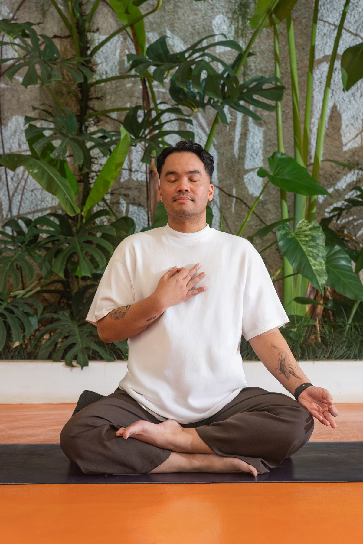 Peserta berlatih meditasi dan pernapasan di Adhyaksa Club