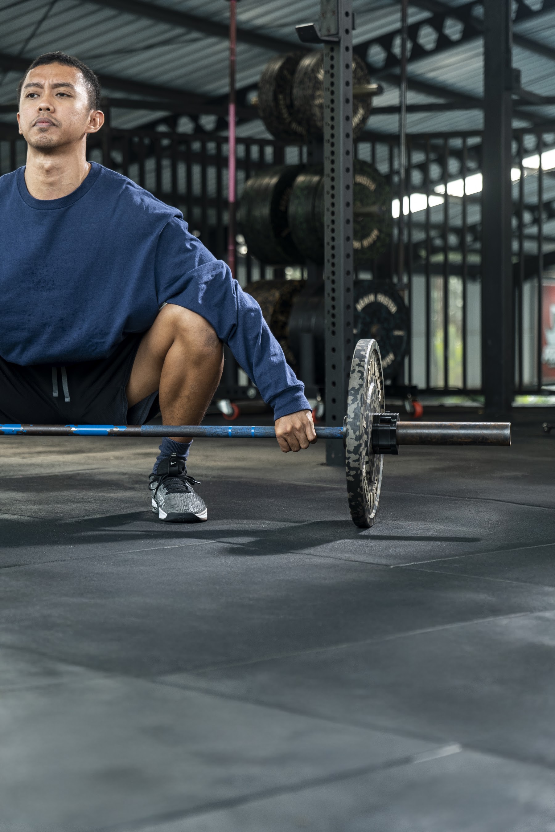 Peserta menyiapkan barbell di Gym Arena Adhyaksa Club